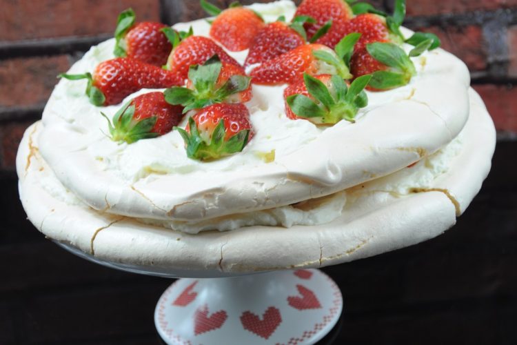 Beza Pavlova Z Mascarpone I Truskawkami – Moja Qchnia